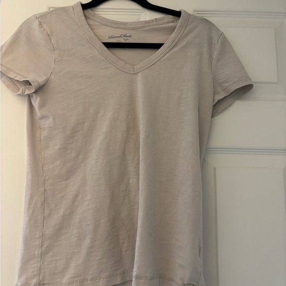 Universal Thread Light Beige V-Neck Tee - Picture 1 of 3